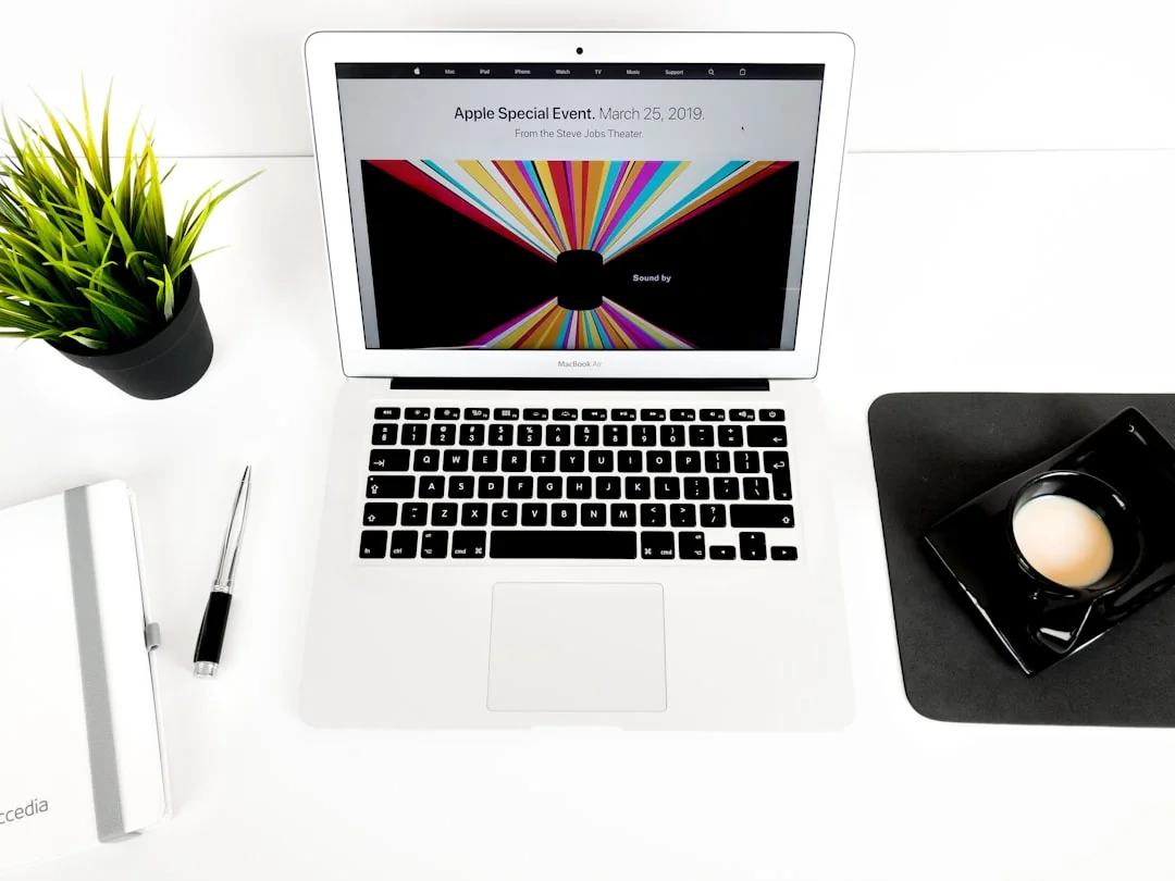 silver-imac-displaying-color-gradient-x335izxxfc