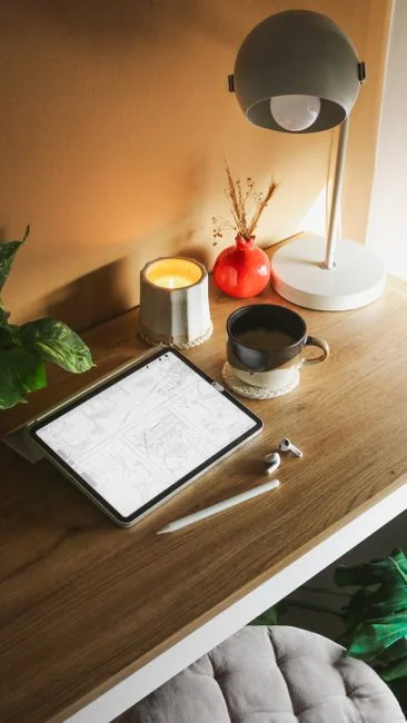 Un espace de travail moderne présentant un ordinateur portable, une tablette et des smartphones, parfait pour un usage technologique et freelance.